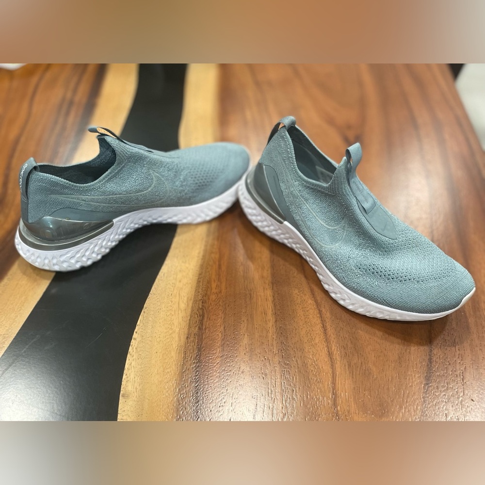 Women Nike women shoe. Size 7.5. Great condition